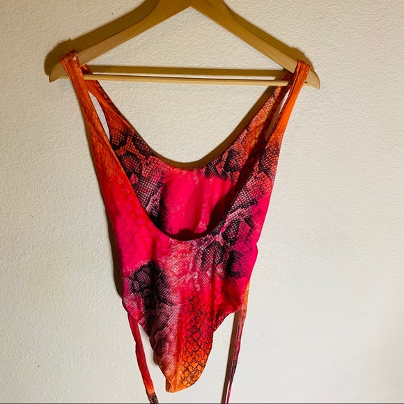 Pretty Little Thing One Piece Swimsuit Size: 2 - Picture 3 of 8